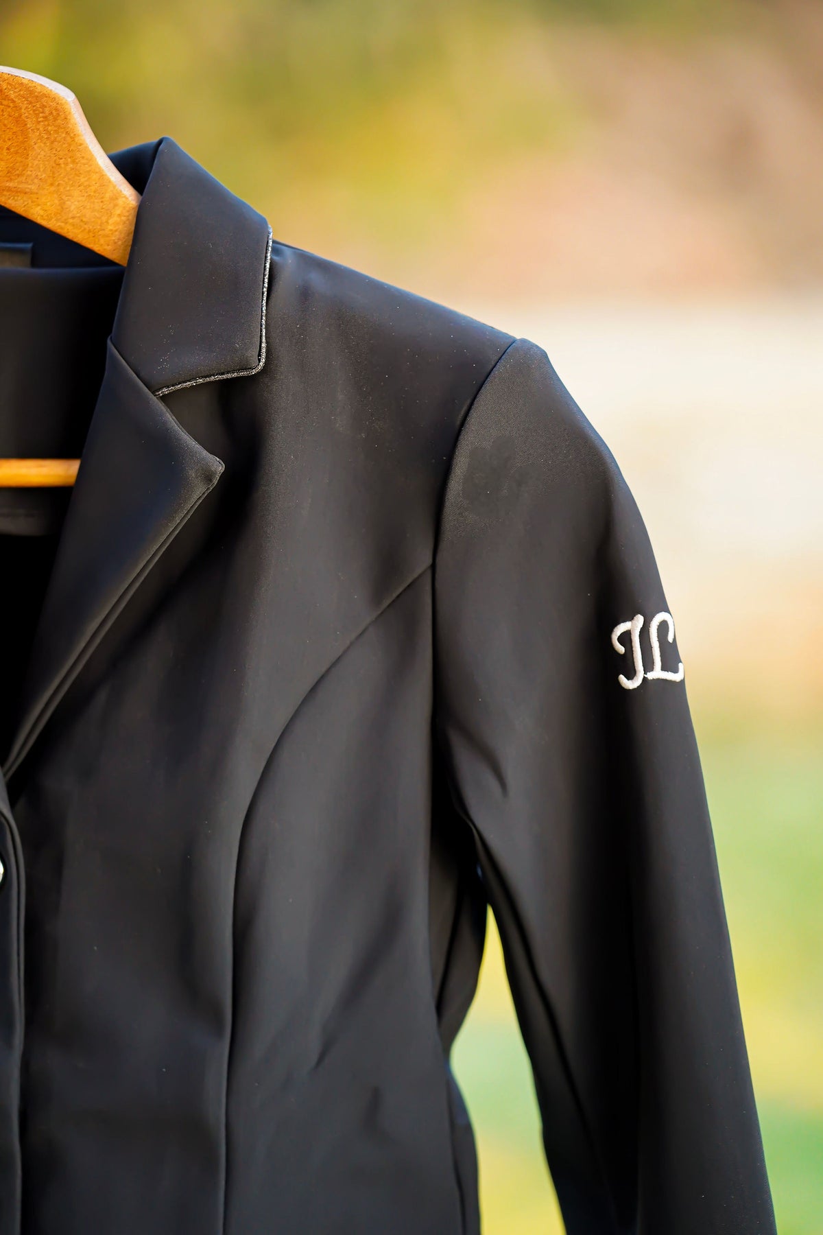 col a paillettes sur veste de compétition équestre